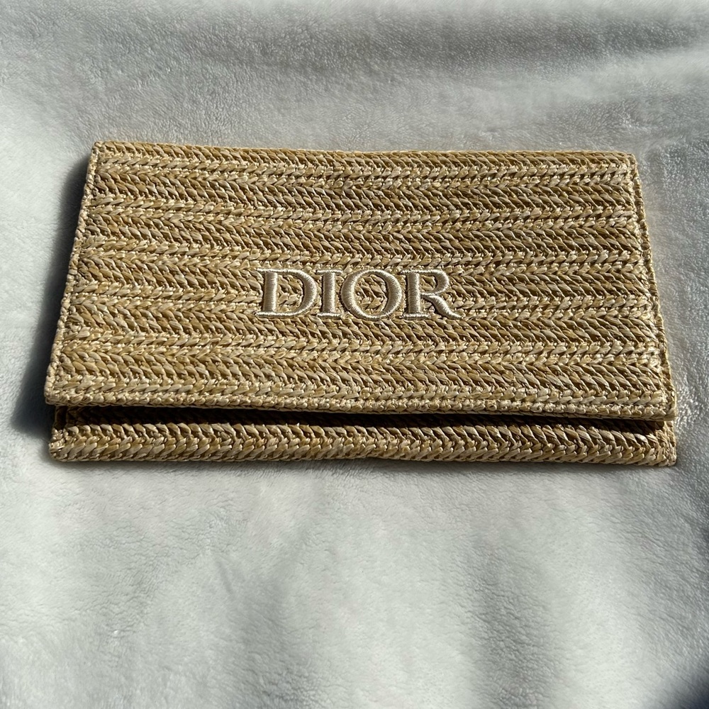 ❤️‍🔥 NWOT Limited Edition Dior raffia clutch w/ original box & wrapping